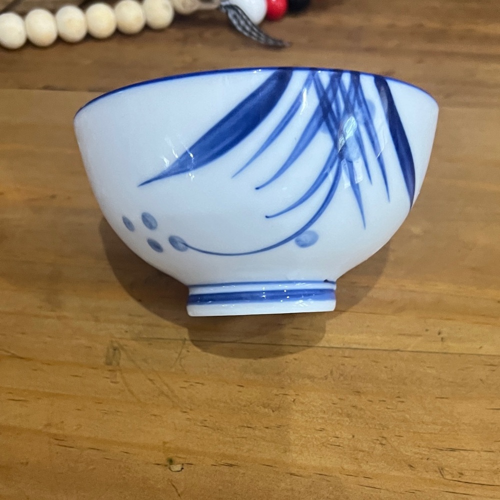 Elegant Blue and White Ceramic Bowl - Picture 2 of 4